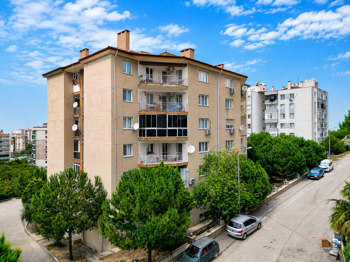 ULUKENT’TE SİTE İÇINDE, ASANSÖRLÜ VE AÇIK OTOPARKLI 3+1 SATILIK DAİRE