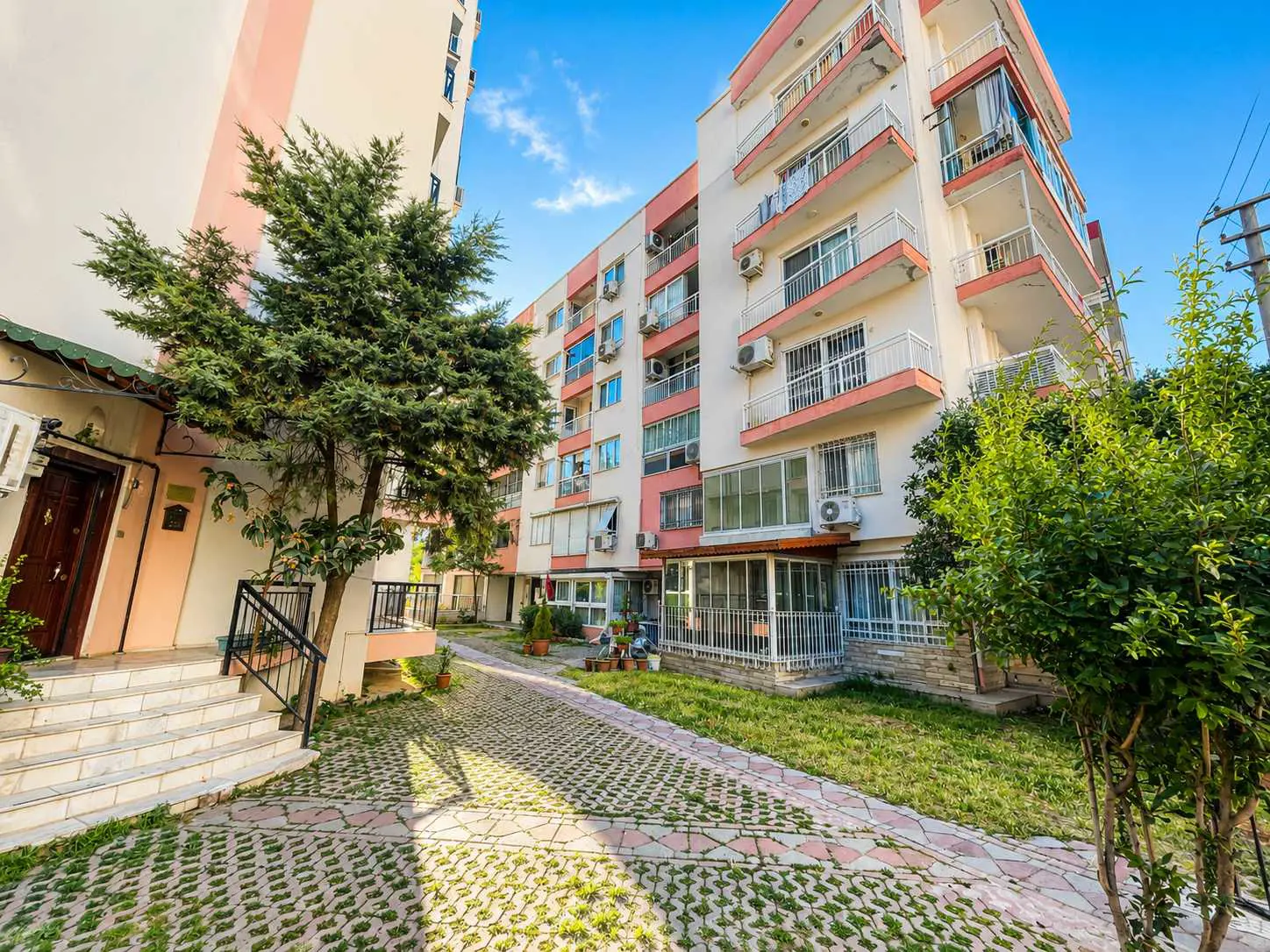 KARŞIYAKA ATAKENT YALI MAH.’DE SITE İÇINDE 125 M² GÜNEY CEPHELI DAIRE